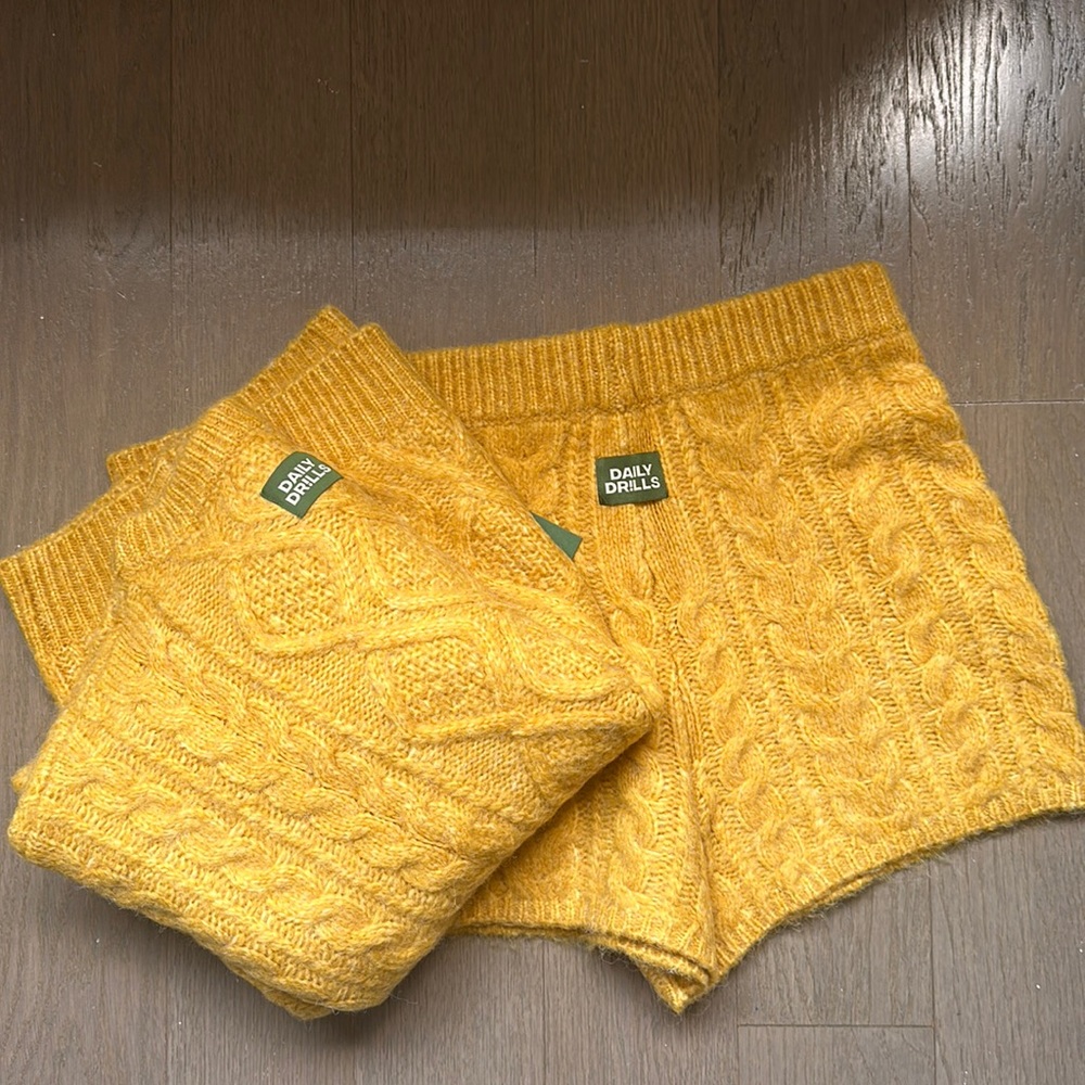 Daily drills chunky sweater set size M/L
